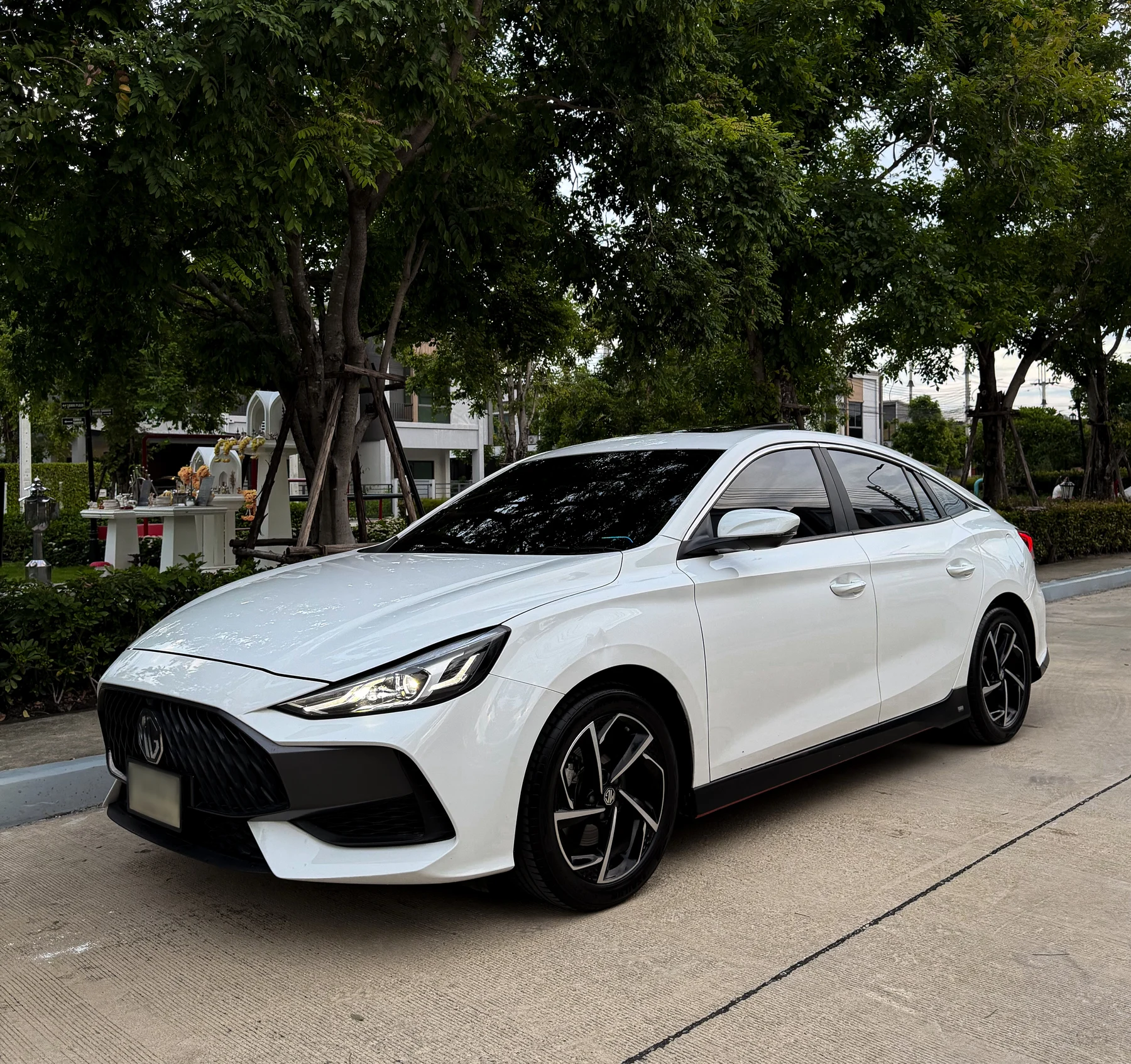 White MG5 — front three-quarter view